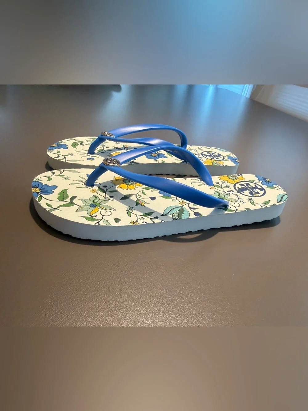 NWOT Tory Burch Wisteria Blue White Lark Gold Logo Flip Flops Size 5